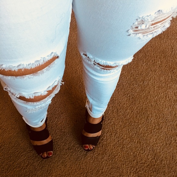 ❤️❤️5⭐️ White distressed jean true to size - Picture 2 of 3